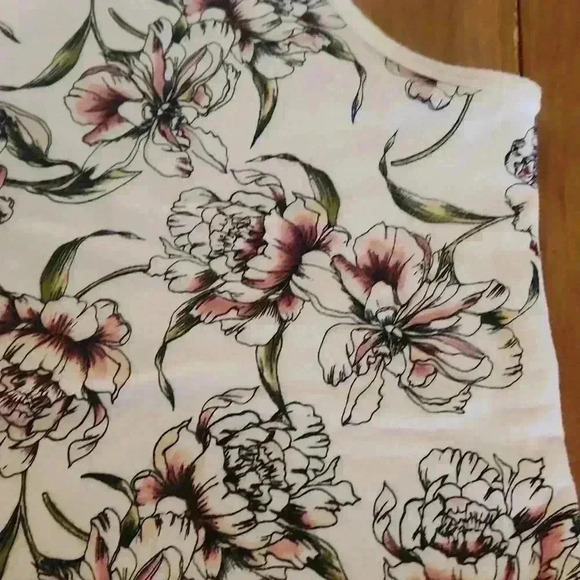 Torrid size two 2 floral tank - Picture 4 of 7